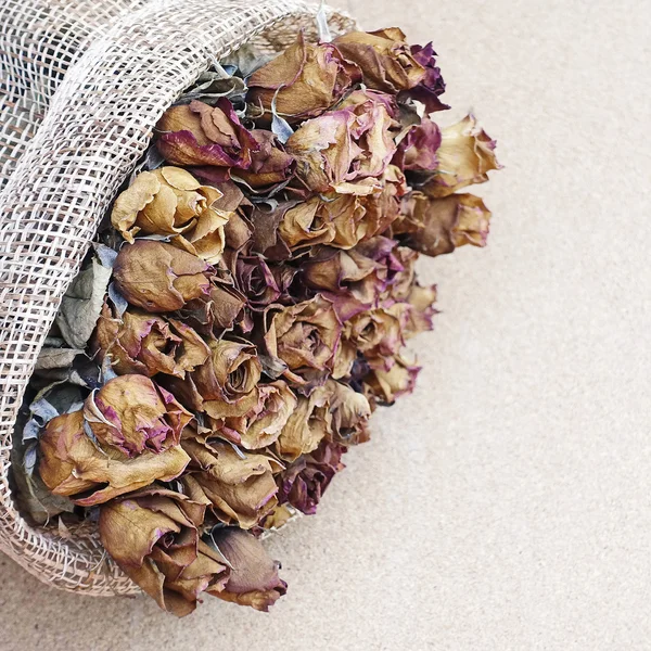 Beautiful rose dried  bouquet on wooden texture love wedding valentine — Stock Photo, Image