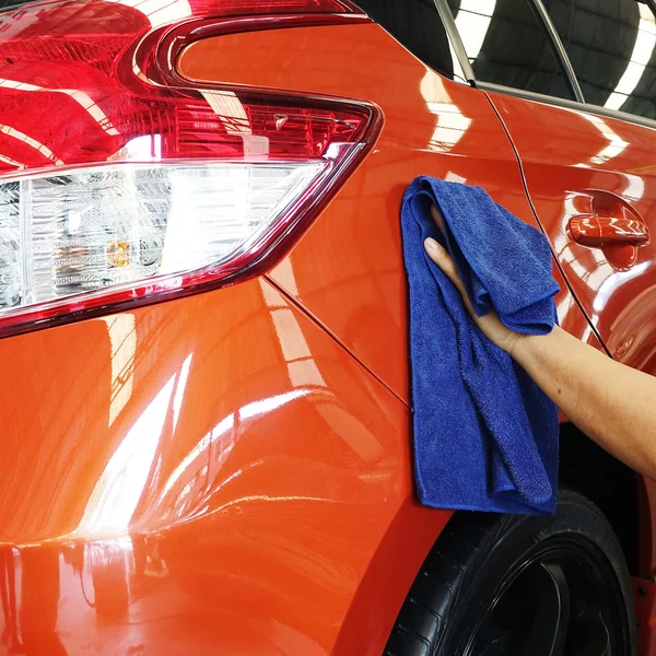 Carrozzeria auto riparazione auto vernice dopo l'incidente tecnico lavoro di fabbricazione — Foto Stock