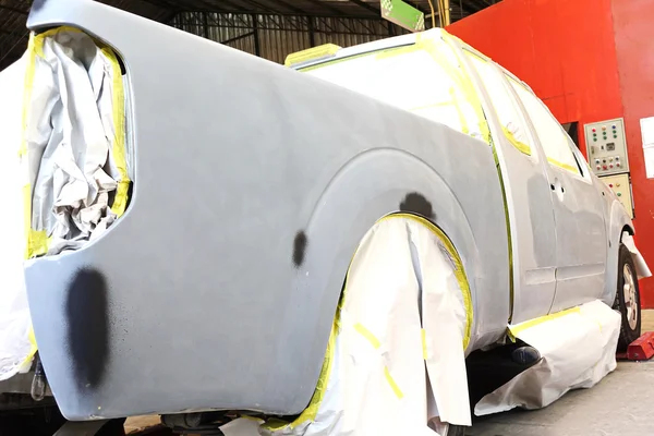 Trabajo de carrocería pintura de reparación de automóviles después de la fabricación de trabajo técnico de accidentes — Foto de Stock