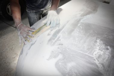 Bulanıklık odağı, araba vücut iş otomatik, onarım, boya, kazadan sonra.