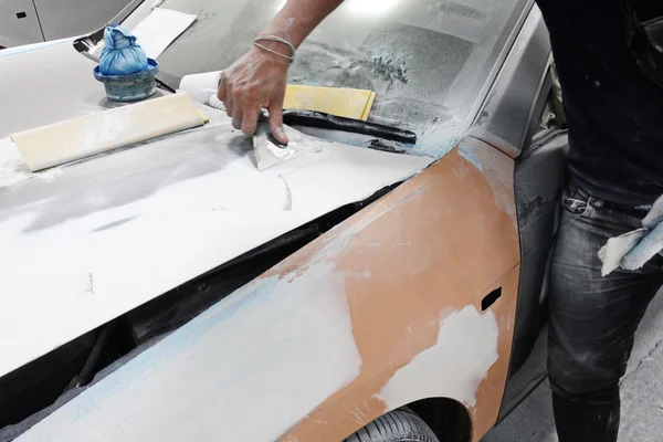 Foco do borrão, automóvel do trabalho do corpo do carro, reparação, pintura, após o acidente . — Fotografia de Stock