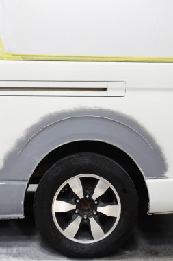 Araba vücut iş oto tamir boya püskürtme sırasında kaza sonrası