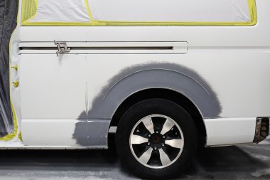 Araba vücut iş oto tamir boya püskürtme sırasında kaza sonrası