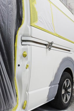 Araba vücut iş oto tamir boya püskürtme sırasında kaza sonrası