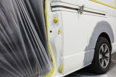 Araba vücut iş oto tamir boya püskürtme sırasında kaza sonrası