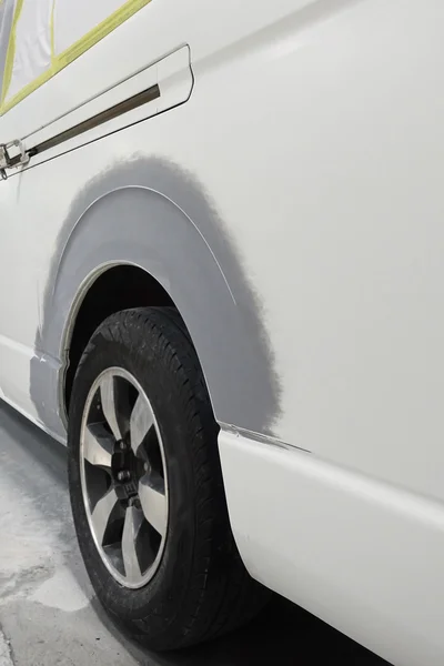 Carrosserie travail auto réparation peinture après l'accident pendant la pulvérisation — Photo
