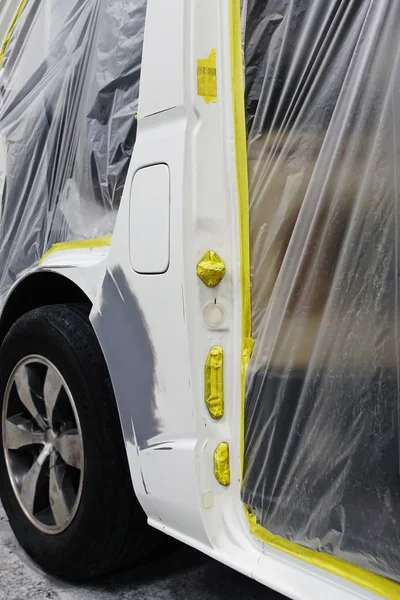 Trabajo de carrocería pintura de reparación de automóviles después del accidente durante la pulverización — Foto de Stock