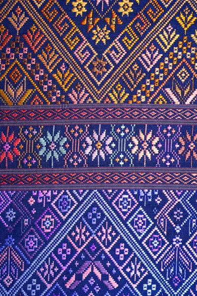 Színes thai selyem kézműves perui stílusú szőnyeg felület régi évjárat szakadt megőrzése készült természetes anyagokból Vegyi ingyenes közelkép selyem háttér selyem textúra — Stock Fotó