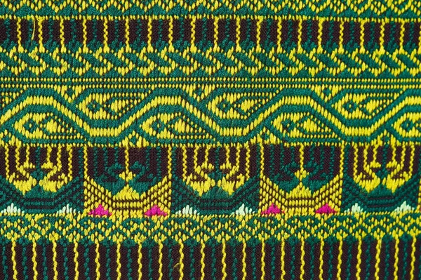 Colorido tailandês seda artesanato peruano estilo tapete superfície velho vintage rasgado conservação Feito de materiais naturais Química livre close-up seda fundo seda textura — Fotografia de Stock