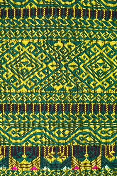 カラフルなタイのシルク手芸ペルースタイルのラグ表面古いヴィンテージは、自然素材から作られた保護を引き裂かれたシルクの背景の絹のテクスチャを閉じます — ストック写真