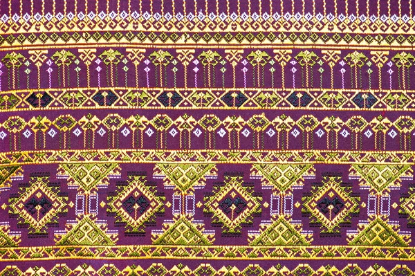 カラフルなタイのシルク手芸ペルースタイルのラグ表面古いヴィンテージは、自然素材から作られた保護を引き裂かれたシルクの背景の絹のテクスチャを閉じます — ストック写真