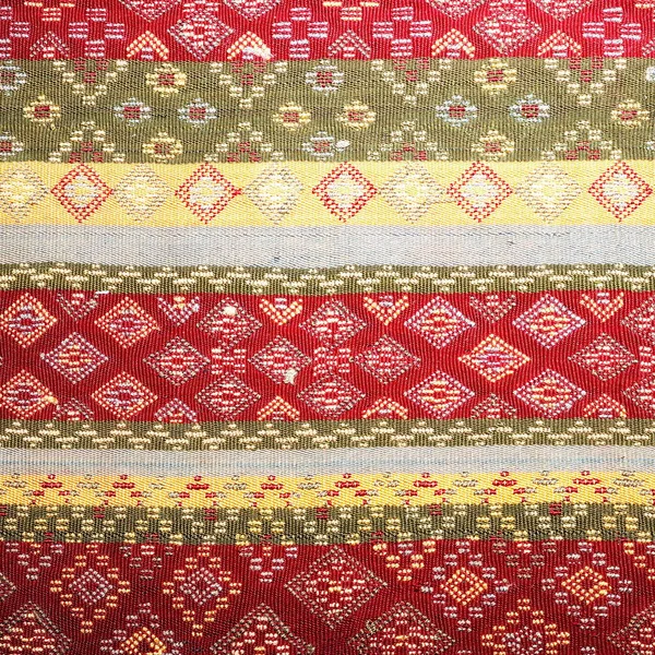 百余年历史 色彩艳丽的泰国人手工制作的秘鲁风格地毯表面陈腐古旧的自然材料制成的保鲜品 — 图库照片