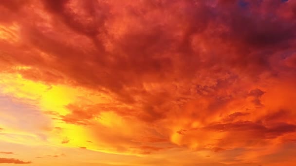 赤紫色のオレンジ色のピンクの夕焼け空の雲赤紫色の濃い赤紫色の夕日空の雲タイムラプス背景の夜劇的な夕日空赤紫色の雲の夕日 — ストック動画