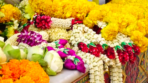 Guirnaldas Florales Para Altar Guirnaldas Flores Surtidos Para Sacrificio Ritual — Vídeo de stock