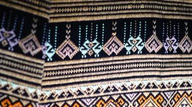 4K. 100 yıldan daha eski renkli Tayland el sanatları Peru tarzı halı yüzeyi. Doğal malzemelerden yapılmış eski, yırtık, antika bir koruma..