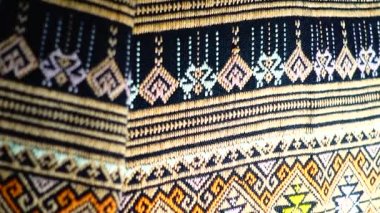 4K. 100 yıldan daha eski renkli Tayland el sanatları Peru tarzı halı yüzeyi. Doğal malzemelerden yapılmış eski, yırtık, antika bir koruma..