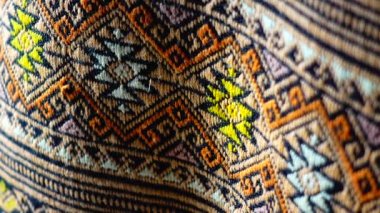 4K. 100 yıldan daha eski renkli Tayland el sanatları Peru tarzı halı yüzeyi. Doğal malzemelerden yapılmış eski, yırtık, antika bir koruma.