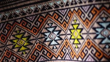 4K. 100 yıldan daha eski renkli Tayland el sanatları Peru tarzı halı yüzeyi. Doğal malzemelerden yapılmış eski, yırtık, antika bir koruma.