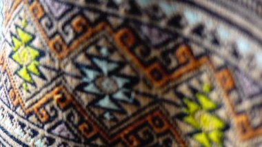 4K. 100 yıldan daha eski renkli Tayland el sanatları Peru tarzı halı yüzeyi. Doğal malzemelerden yapılmış eski, yırtık, antika bir koruma.