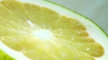 4K organik greyfurt dilimi. Bu stok video bir greyfurt dilimi yakın çekim içerir, yavaş yavaş bir daire etrafında döner.