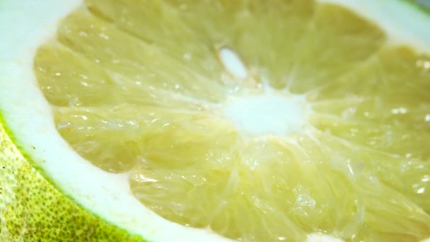 Rebanada Pomelo Orgánico Giratorio Este Vídeo Stock Presenta Primer Plano — Vídeo de stock