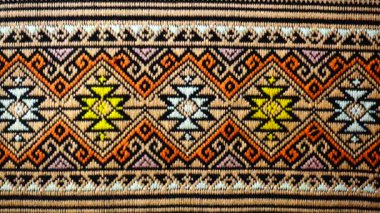 4K. 100 yıldan daha eski renkli Tayland el sanatları Peru tarzı halı yüzeyi. Doğal malzemelerden yapılmış eski, yırtık, antika bir koruma.