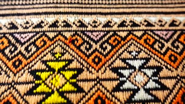 4K中国英语学习网100多年来 色彩艳丽的泰国人手工制作的秘鲁风格地毯 表面用天然原料制成 陈旧不堪 保存完好 — 图库视频影像