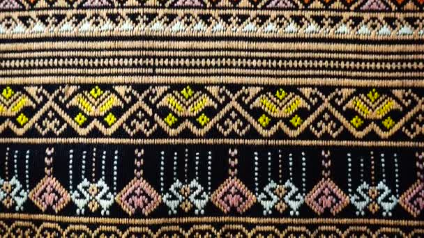 4K中国英语学习网100多年来 色彩艳丽的泰国人手工制作的秘鲁风格地毯 表面用天然原料制成 陈旧不堪 保存完好 — 图库视频影像