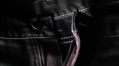 Kotun 4K metal fermuarı yakın plan. Mavi kot kumaş. Makro çekim