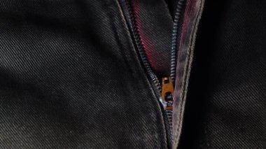 Kotun 4K metal fermuarı yakın plan. Mavi kot kumaş. Makro çekim