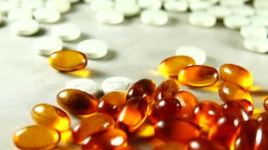 1080p hd süper yavaş 250 fps Omega 3 (balık yağı). Organik takviyeler vitaminler sarı kapsüller. Sağlık için vitaminler.