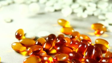 1080p hd süper yavaş 250 fps Omega 3 (balık yağı). Organik takviyeler vitaminler sarı kapsüller. Sağlık için vitaminler.