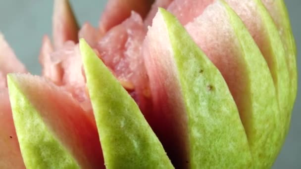 Makró Közel Organikus Piros Guava Szeletelt Guava Forgó Lemez — Stock videók