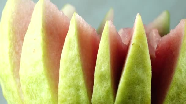 Macro Close Οργανικό Κόκκινο Χυμό Guava Και Φέτες Guava Περιστρεφόμενη — Αρχείο Βίντεο