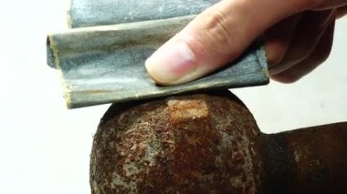 4K paslı zımpara kağıdı, egzersiz için çelik halterlerin üzerinde..