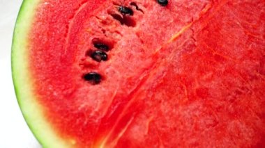 4K organik kırmızı karpuz ve granitte izole edilmiş dilimler.