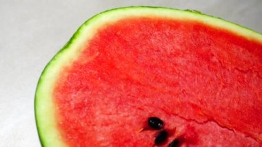 4K organik kırmızı karpuz ve granitte izole edilmiş dilimler.