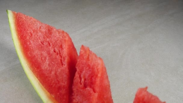 Schwenken Bio Rote Wassermelone Und Scheibe Isoliert Auf Granithintergrund — Stockvideo