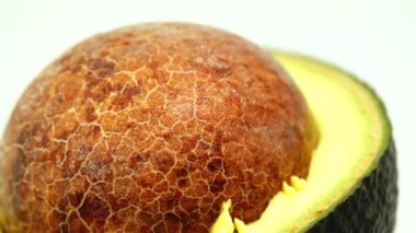 4K taze organik avokado beyaz arka planda izole edilmiş.