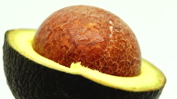 Avocado Organico Fresco Piastra Rotante Isolato Sfondo Bianco Primo Piano — Video Stock