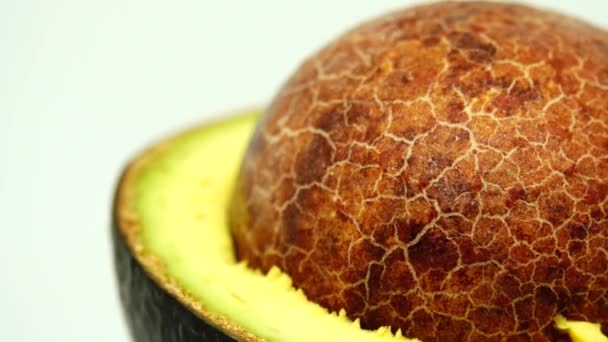 Frische Bio Avocado Auf Rotierendem Teller Isoliert Auf Weißem Hintergrund — Stockvideo
