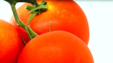 4K yığın taze olgun organik domates çuval içinde beyaz arka planda izole edilmiş dönen tabakta.