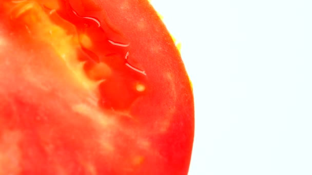 4K袋装鲜熟有机番茄在白底盘上的转盘堆 — 图库视频影像