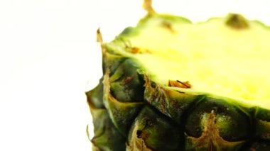 4K Phuket ananas dilimlenmiş lezzetli ananas parçaları tropikal yiyecekler beyaz arka planda izole edilmiş.