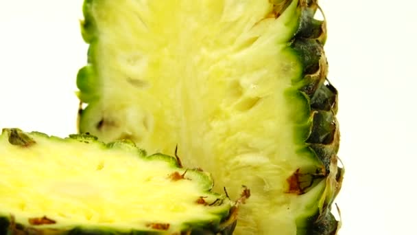 Ananas Skivade Bitar Läckra Ananas Frukt Tropisk Mat Rotera Isolerad — Stockvideo