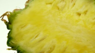 4K Phuket ananas dilimlenmiş lezzetli ananas parçaları tropikal yiyecekler beyaz arka planda izole edilmiş.