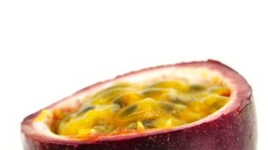 Tutku meyvesinin 4K kesiti beyaz arka planda izole edilmiş taze egzotik tutku meyvesinin Macro shot 'ı.