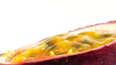 Tutku meyvesinin 4K kesiti beyaz arka planda izole edilmiş taze egzotik tutku meyvesinin Macro shot 'ı.