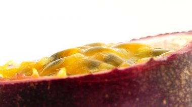 Tutku meyvesinin 4K kesiti beyaz arka planda izole edilmiş taze egzotik tutku meyvesinin Macro shot 'ı.