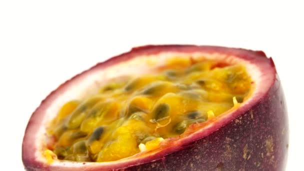 Διατομή Ενός Puple Passion Fruit Μακρό Πλάνο Φρέσκων Εξωτικών Φρούτων — Αρχείο Βίντεο